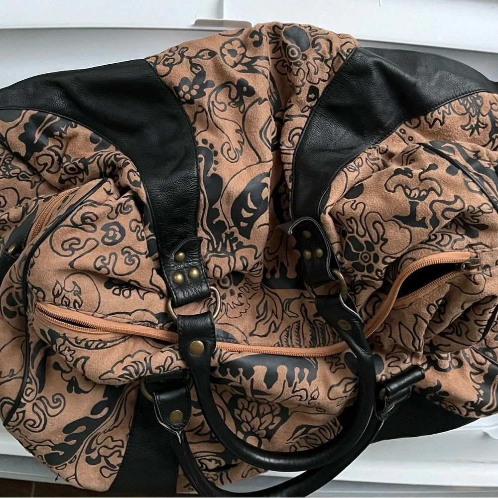 His & Hers Matching Duffel Bags - Picture 4 of 9